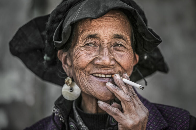 Yang Lihui - Old-woman-of-Yi-nationality